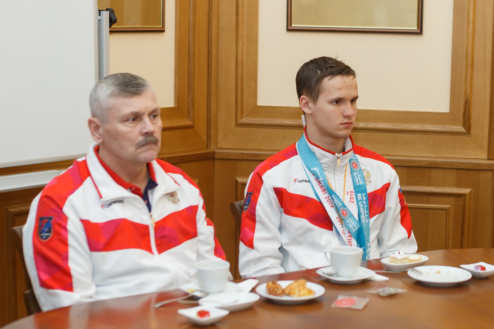 Школы для спецолимпийцев в России фото. Спецолимпийцы говорят клятву. Спортсмены свердловской области