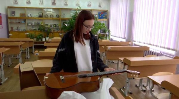 У 13-летней школьницы из Серова Карины была мечта — научиться играть на гитаре и написать песню своему недавно умершему дедушке
